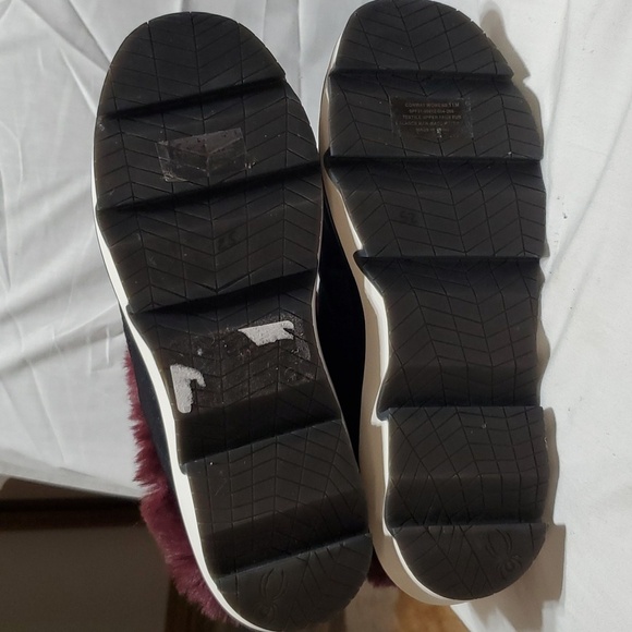 Spyder Conway fur lined slides like new condition black and burgandy purple - Picture 8 of 9